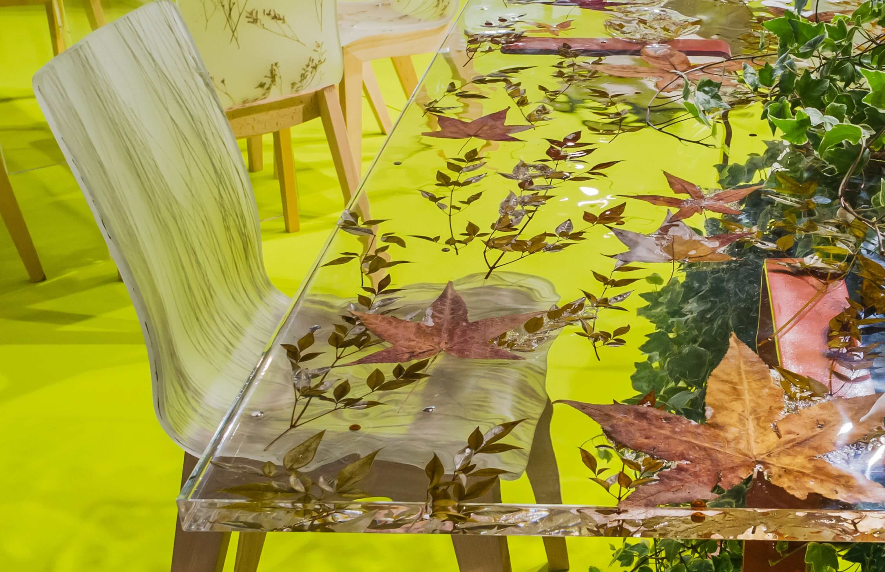 Tavolo in Plexiglass con Foglie Inglobate