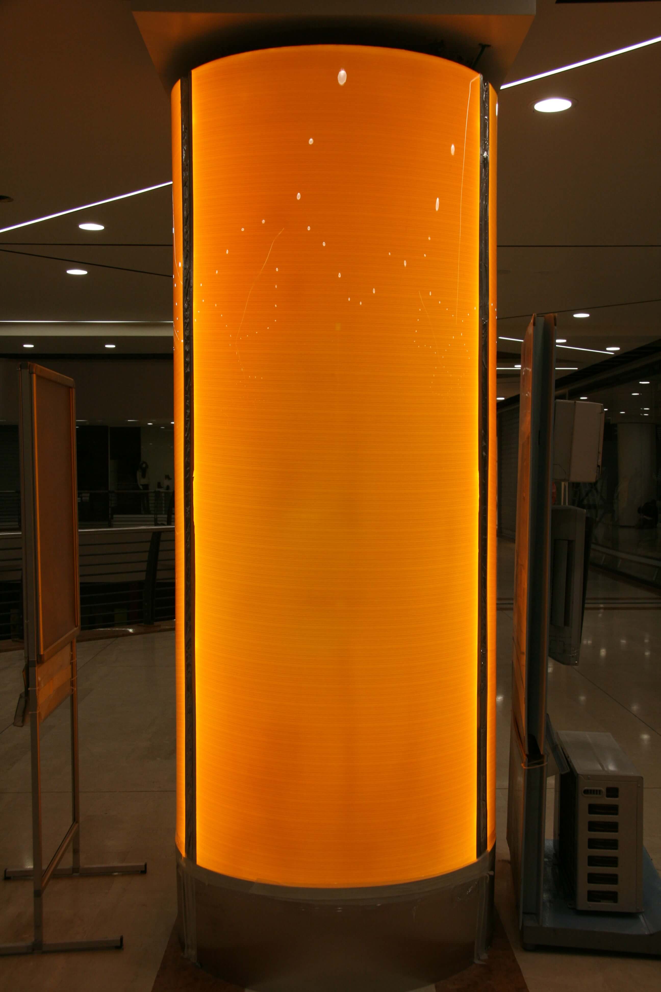 Colonna Luminosa in Plexiglass per Centro Commerciale